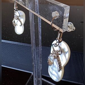 Flip-flop pearlized earrings